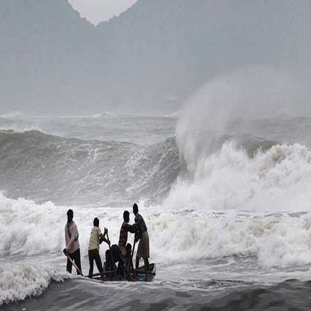 শনিবার সকালে বাংলার সমুদ্র উপকূলে বাতাসের গতিবেগ ৬৫ থেকে ৮০ কিলোমিটার হতে পারে বলে মনে করা হচ্ছে। শুক্রবার থেকে রবিবার পর্যন্ত মৎস্যজীবীদের সমুদ্রে মাছ ধরতে যাওয়া নিষেধাজ্ঞা জারি করেছে আবহাওয়া দফতর। যারা সমুদ্রের রয়েছেন তাদের বৃহস্পতিবার সন্ধ্যার মধ্যে ফিরে আসতে নির্দেশ দেওয়া হয়েছে।