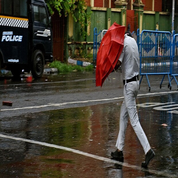 ঘূর্ণিঝড় জাওয়াদের প্রভাবে কলকাতা সহ দক্ষিণবঙ্গের একাধিক জেলায় ভারী বৃষ্টি এবং উপকূল ও সংলগ্ন জেলাগুলিতে ঝড় বৃষ্টির (Stormy Wind) সম্ভাবনা রয়েছে যথেষ্ট পরিমাণে। শনি ও রবিবার ঝোড়ো হাওয়ার সঙ্গে ভারী থেকে অতি ভারী বৃষ্টি হতে পারে। ডিসেম্বরের প্রথম সপ্তাহের শেষ দিন দুর্যোগপূর্ণ আবহাওয়াতে কাটবে বলে অনুমান আবহাওয়াবিদদের।