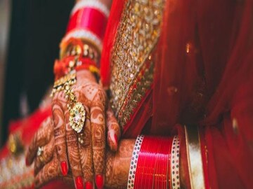 ৩) প্রশ্ন করা যেতে পারে, 'সন্তানের বিষয়ে তোমার ভাবনা কী?' জেনে নিন তিনি সন্তান সম্পর্কে কী ভাবেন। কারণ আজকাল সন্তান না হওয়াটা বা সন্তান ধরণের না ইচ্ছে হওয়াটা খুব সাধারণ ব্যাপার। যদি সন্তান না হয় আপনাদের কোনও কারণে, দুজনের মধ্যে কারও কোনোরকম অক্ষমতা থাকে, সেক্ষেত্রে তার মনোভাব কী হবে সেটা জেনে রাখা অত্যন্ত জরুরি।