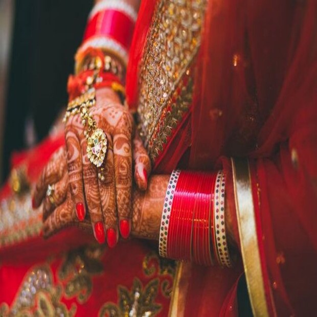 কিন্তু এই বিয়েকে মানা কার্যতই তাঁদের পক্ষে অসম্ভব বলে জানিয়েছে দুজনের পরিবার। তাঁদের দাবি হিন্দু রীতি অনুযায়ী পরিবারের মধ্যে নিকট আত্মীয়কে বিয়ে করা অবৈধ। শুধু তাই ই নয়, এহেন বিয়েতে সম্পর্কগুলিতেও জটিলতা সৃষ্টি হবে বলেই জানিয়েছেন তাঁরা। বোনকে বৌমা বলে মেনে নিতে কিছুতেই রাজি নন সোনুর মা বাবা। অন্যদিকে নাতিকে জামাই হিসেবে মেনে নেবেন না একথাও সাফ জানিয়েছেন দাদু।