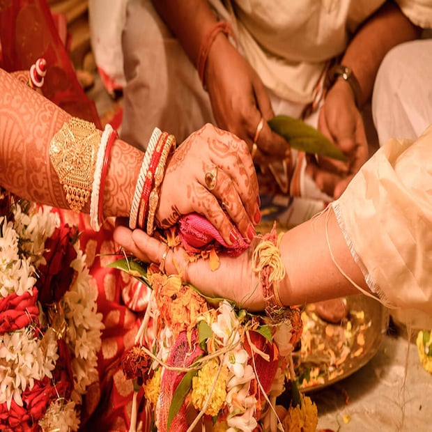 সূত্রের খবর, ২০১৭ সালে বিয়ে হয় কৃষ্ণ ও প্রিয়াঙ্কার। কিন্তু বিয়ের কিছুদিন পর থেকেই শ্বশুরবাড়িতেই কার্যত ঘর জামাই হয়ে থাকতে শুরু করেন কৃষ্ণ। সেই সুযোগেই নাকি ঘনিষ্ঠতা তৈরি হয় শাশুড়ির সঙ্গে। অভিযোগ, এরপরেই সুযোগ বুঝে হঠাৎই স্ত্রীকে ফেলে রেখে শাশুড়ির সঙ্গে বাড়ি ছেড়ে পালায় জামাই কৃষ্ণ। ঘটনার খবর জানাজানি হতেই চাঞ্চল্য ছড়ায় গোটা এলাকায়। কান্নায় ভেঙ্গে পড়েন স্ত্রী প্রিয়াঙ্কাও।