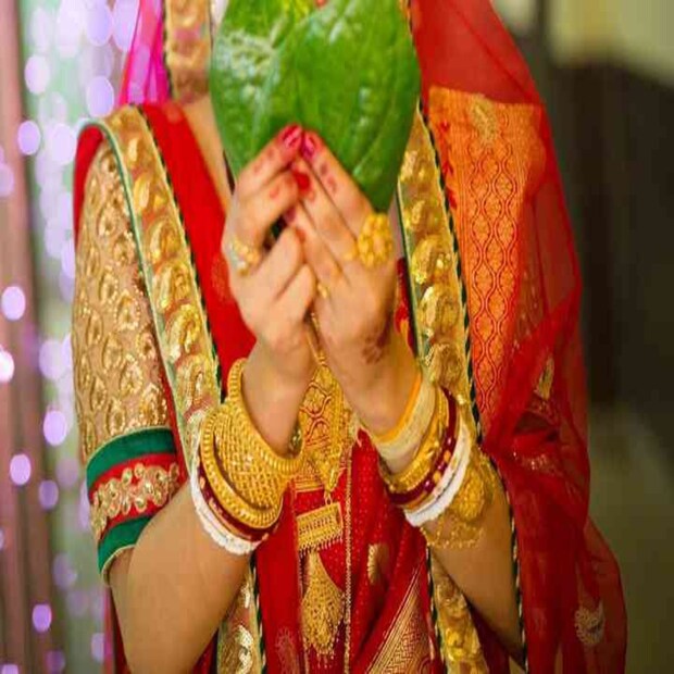 কথা বলতে না পারলেও ভিডিও কলের মাধ্যমে কথা আদানপ্রদান করেন তাঁরা। দুজন জায়গা করে নেয় দুজনের মনের মধ্যে। যুগলের শুভ পরিণয়ে খুশি বাড়ির লোক থেকে আত্মীয় পরিজন থেকে পাড়া প্রতিবেশী সকলেই।