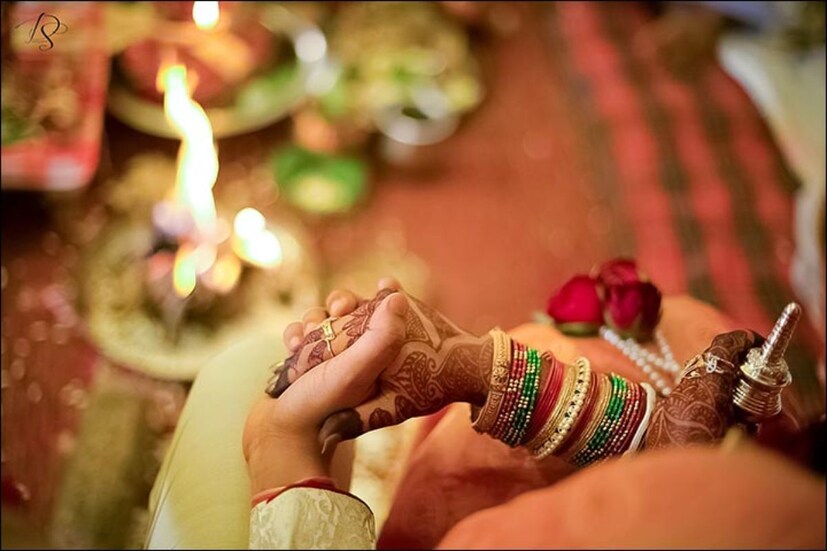 ফের পরকীয়ার অভিযোগ। এবার ঘটনা ঘটেছে হাওড়ার লিলুয়ায়। নিজেরই শাশুড়িকে নিয়ে পালালেন অভিযোগ উঠেছে এক যুবকের বিরুদ্ধে। ঘটনা ঘিরে তীব্র চাঞ্চল্য ছড়িয়েছে হাওড়ার (Howrah) লিলুয়ায়। জানা গিয়েছে, পলাতক যুবকের নাম কৃষ্ণ গোপাল দাস। স্ত্রীকে ফেলে রেখে শাশুড়ি শেফালি দাসের সঙ্গে পালিয়েছেন তিনি। লিলুয়া থানায় অভিযোগ দায়ের করেছেন কৃষ্ণর স্ত্রী প্রিয়াঙ্কা।