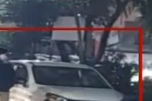 রেললাইনের মাঝেই দাড়িয়ে রয়েছে গাড়ি, অদ্ভুত ঘটনা খড়দহে