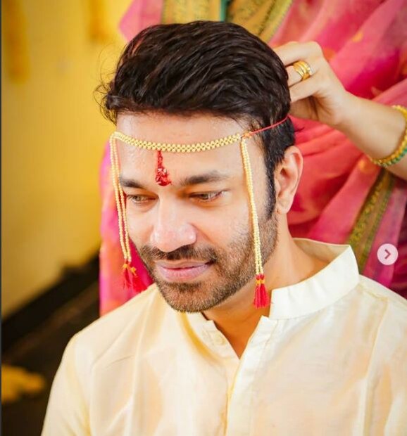 অন্য ছবিটি ভিকির একার, দেখা যাচ্ছে তাঁর মাথায় কেউ 'মুন্ডাভালিয়া' বেঁধে দিচ্ছেন! 