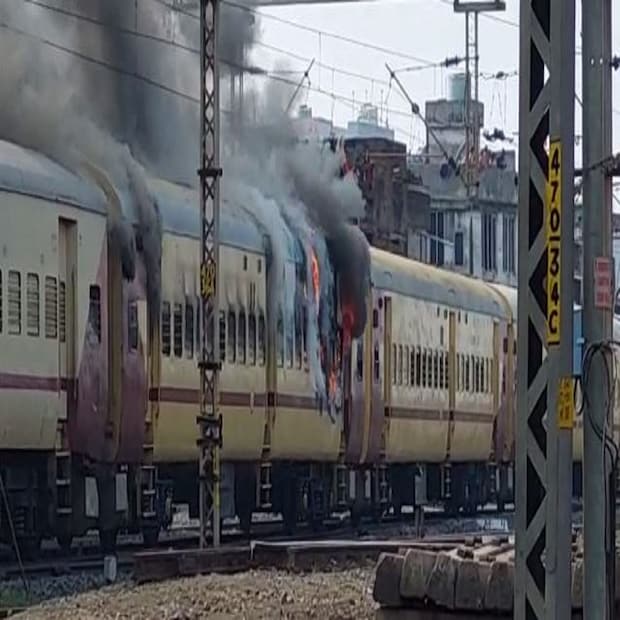 গয়া স্টেশন-সহ একাধিক জায়গায় ট্রেনে আগুন লাগিয়ে দেন বিক্ষোভকারীরা (Gaya RRB Exam Protest)। বিক্ষোভ এমন আকার ধারণ করে যে, পুলিশের সঙ্গেও খণ্ডযুদ্ধ শুরু হয় বিক্ষোভকারীদের। 