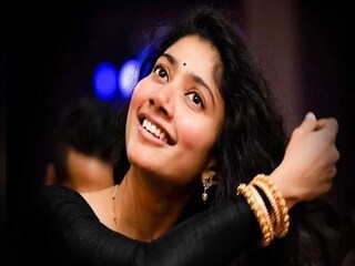 চুলের বৃদ্ধি

চুল কেরাটিন প্রোটিন দিয়ে তৈরি। চুলের সামগ্রিক জীবনচক্রকে বিস্তৃতভাবে তিনটি পর্যায়ে শ্রেণীবদ্ধ করা যেতে পারে: প্রথম পর্যায়টি হল যখন চুল বাড়তে থাকে এবং অনেক বছর ধরে স্থায়ী হয়, দ্বিতীয়টি একটি ট্রানজিশনাল ফেজ এবং শেষ পর্যায়ে চুল পড়ে যায় এবং নতুন চুল গজায়। যখন শরীর ওজন কম করার চাপ নেয় তখন মানুষের চুল অকালে দ্বিতীয় পর্যায়ে প্রবেশ করে এবং পড়ে যায়। চুলের বৃদ্ধির হার ব্যক্তিভেদে পরিবর্তিত হয়। গড়ে বলা হয় এক মাসে চুল আধা ইঞ্চি বেড়ে যায়।