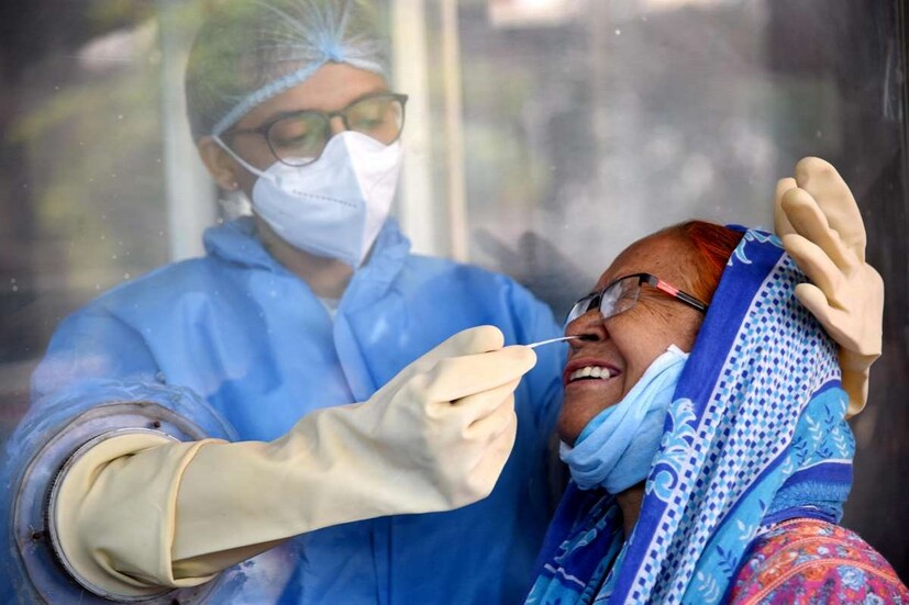 রাজ্যে করোনাভাইরাসের দাপট অব্যাহত (West Bengal Coronavirus Update)। গত ২৪ ঘণ্টায় রাজ্যজুড়ে নতুন করে আক্রান্ত হয়েছেন ১০ হাজার ৯৫৯ জন (West Bengal Coronavirus Update)। গতকালের তুলনায় খানিকটা কম হয়েছে বৃহস্পতিবারের সংক্রমণ। তবে ভয় ধরাচ্ছে করোনায় প্রাণহানির পরিসংখ্যান। 