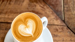 কফি
যৌন মিলনের ২০ মিনিট আগে কফি (Coffee) খেতে পারেন। এতে থাকা ক্যাফিন ও অ্যান্টি অক্সিডেন্ট শরীর ও মন চাঙ্গা রাখে। ফলে, যৌন মিলনে আগ্রহ পাবেন। সঙ্গমের ইচ্ছে বাড়বে।