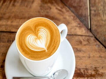 কফি
যৌন মিলনের ২০ মিনিট আগে কফি (Coffee) খেতে পারেন। এতে থাকা ক্যাফিন ও অ্যান্টি অক্সিডেন্ট শরীর ও মন চাঙ্গা রাখে। ফলে, যৌন মিলনে আগ্রহ পাবেন। সঙ্গমের ইচ্ছে বাড়বে।
