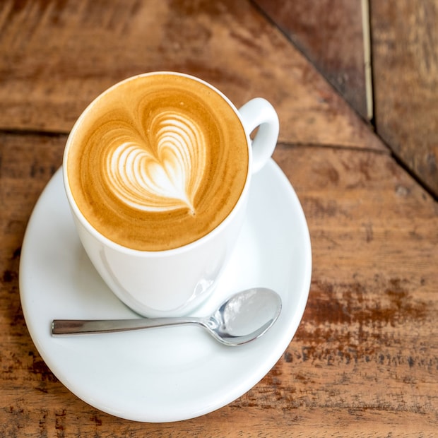 কফি যৌন মিলনের ২০ মিনিট আগে কফি (Coffee) খেতে পারেন। এতে থাকা ক্যাফিন ও অ্যান্টি অক্সিডেন্ট শরীর ও মন চাঙ্গা রাখে। ফলে, যৌন মিলনে আগ্রহ পাবেন। সঙ্গমের ইচ্ছে বাড়বে।