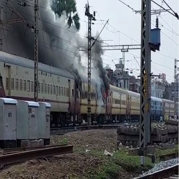 এদিনই সকালে গয়া-সহ একাধিক জায়গায় প্যাসেঞ্জার ট্রেনে অগ্নিসংযোগ করে বিক্ষুব্ধ ছাত্রদের একাংশ (Gaya RRB Exam Protest)। গতকালও পটনা, মুজফ্ফরপুর, আড়া ইত্য়াদি জায়গায় দফায় দফায় অশান্তি হয়। 