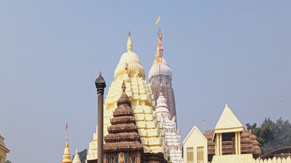 গত কয়েক বছরে দিঘাকে পর্যটকদের কাছে আকর্ষণীয় করে তুলতে একাধিক পরিকল্পনা নিয়েছে রাজ্য সরকার। পুরীর জগন্নাথ দেবের মন্দিরের আদলে দিঘায় গড়ে তোলা হবে জগন্নাথ মন্দির। নিউ দিঘা স্টেশন লাগোয়া ভোগীব্রহ্মপুর মৌজায় বিস্তীর্ণ বালিয়াড়ির উপরে এই মন্দির নির্মাণের কাজ শুরু হয়েছে। উচ্চতাও হবে পুরীর মন্দিরের সমান। গত কয়েক বছরে দিঘাকে পর্যটকদের কাছে আকর্ষণীয় করে তুলতে একাধিক পরিকল্পনা নিয়েছে রাজ্য সরকার। পুরীর জগন্নাথ দেবের মন্দিরের আদলে দিঘায় গড়ে তোলা হবে জগন্নাথ মন্দির। নিউ দিঘা স্টেশন লাগোয়া ভোগীব্রহ্মপুর মৌজায় বিস্তীর্ণ বালিয়াড়ির উপরে এই মন্দির নির্মাণের কাজ শুরু হয়েছে। উচ্চতাও হবে পুরীর মন্দিরের সমান।