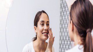 মাসাজ
মুখের ত্বকের নমনীয়তা বজায় রাখতে মাসাজ করা খুবই জরুরি। নিয়মিত মাসাজ করলে ত্বকের রক্ত সঞ্চালন ভালো হয় এবং ত্বকের জেল্লা বজায় থাকে।