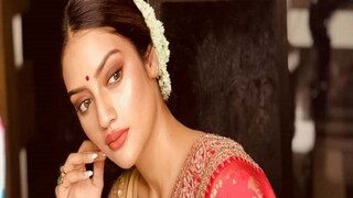 গাউন ড্রেপ
এ ধরনের শাড়ি পরার চল অবশ্য বাঙালির মধ্যে এখন নেই। কারসাজি মূলত আঁচলের। যেমন রোজের শাড়ি পরা হয়, তেমন করে পরে আঁচলটা একটু লম্বা রাখতে হবে। তারপর তাকে গলা দিয়ে ঘুরিয়ে সামনে এনে ফেলতে হবে ডান কাঁধের উপর থেকে। বুকের উপর দিয়ে এর আগে গিয়েছে শাড়ির যে অংশটা, তার ভিতরে ঢুকিয়ে ফেলতে হবে। এখানেও কিন্তু কোমরে একটা বেল্ট লাগবে। এ বার প্লিট গুলো ঠিক করে নিতে হবে। ঠিক মনে হবে যেন কোনও ভি-গলা গাউন পরা হয়েছে। তবে এ ক্ষেত্রে একটু নরম শাড়ি বাছাই ভাল। গাউন ড্রেপ
এ ধরনের শাড়ি পরার চল অবশ্য বাঙালির মধ্যে এখন নেই। কারসাজি মূলত আঁচলের। যেমন রোজের শাড়ি পরা হয়, তেমন করে পরে আঁচলটা একটু লম্বা রাখতে হবে। তারপর তাকে গলা দিয়ে ঘুরিয়ে সামনে এনে ফেলতে হবে ডান কাঁধের উপর থেকে। বুকের উপর দিয়ে এর আগে গিয়েছে শাড়ির যে অংশটা, তার ভিতরে ঢুকিয়ে ফেলতে হবে। এখানেও কিন্তু কোমরে একটা বেল্ট লাগবে। এ বার প্লিট গুলো ঠিক করে নিতে হবে। ঠিক মনে হবে যেন কোনও ভি-গলা গাউন পরা হয়েছে। তবে এ ক্ষেত্রে একটু নরম শাড়ি বাছাই ভাল।