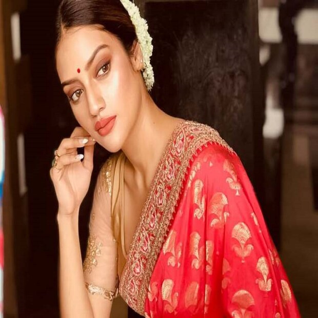 গাউন ড্রেপ এ ধরনের শাড়ি পরার চল অবশ্য বাঙালির মধ্যে এখন নেই। কারসাজি মূলত আঁচলের। যেমন রোজের শাড়ি পরা হয়, তেমন করে পরে আঁচলটা একটু লম্বা রাখতে হবে। তারপর তাকে গলা দিয়ে ঘুরিয়ে সামনে এনে ফেলতে হবে ডান কাঁধের উপর থেকে। বুকের উপর দিয়ে এর আগে গিয়েছে শাড়ির যে অংশটা, তার ভিতরে ঢুকিয়ে ফেলতে হবে। এখানেও কিন্তু কোমরে একটা বেল্ট লাগবে। এ বার প্লিট গুলো ঠিক করে নিতে হবে। ঠিক মনে হবে যেন কোনও ভি-গলা গাউন পরা হয়েছে। তবে এ ক্ষেত্রে একটু নরম শাড়ি বাছাই ভাল।