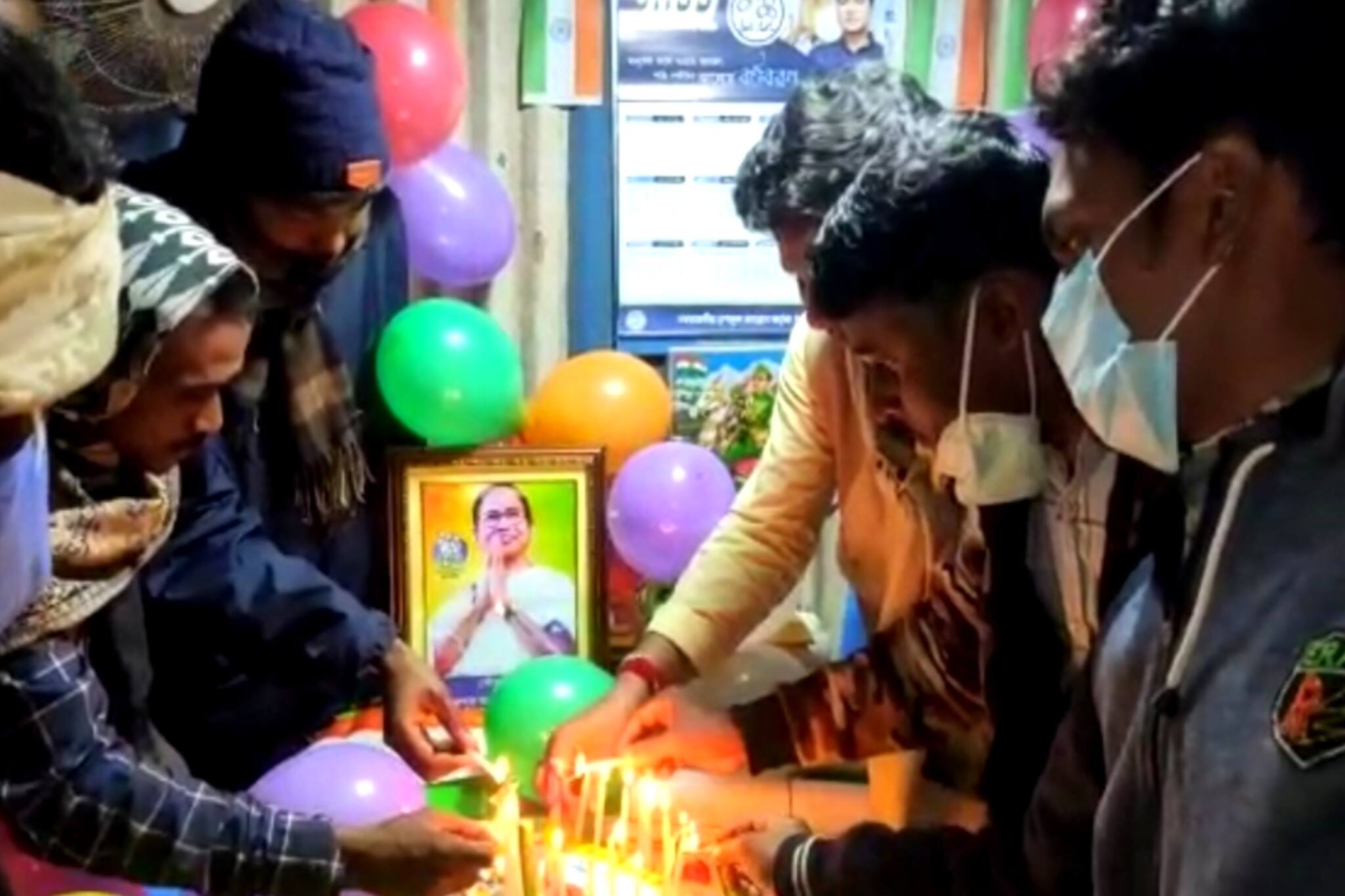 South 24 Parganas News-ভ্রাম্যমাণ গাড়ি নিয়ে করোনা সচেতনতার মধ্যে দিয়ে দলনেত্রীর জন্মদিন পালন মথুরাপুরে