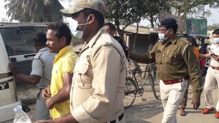 মাস্কহীন ব্যক্তিদের আটক করছে শান্তিপুর থানার পুলিশ