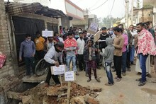 খোলা ড্রেনের কাজ দ্রুত সম্পন্ন করার দাবি নিয়ে বিক্ষোভ শান্তিপুরে