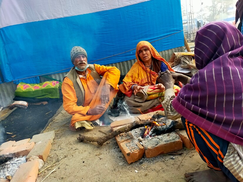 ভবঘুরে চরণ, বাউন্ডুলে মন সাধু বানিয়ে তোলে মানুষগুলোকে। তারা আজ রীতি এবং বিধিতে বিদ্ধ। বাবুঘাটে গিয়ে দেখা গেল প্রচুর সাধু রয়েছেন,যারা সারা গায়ে ছাই ভস্ম মেখে বসে রয়েছেন। গাঁজা সেবন করছেন। সেই মানুষগুলোকে করোনা সম্বন্ধে জিজ্ঞাসা করতেই পরিষ্কার উত্তর দিলেন, - করোনা নাকি ওদের ছুঁতে পারে না।