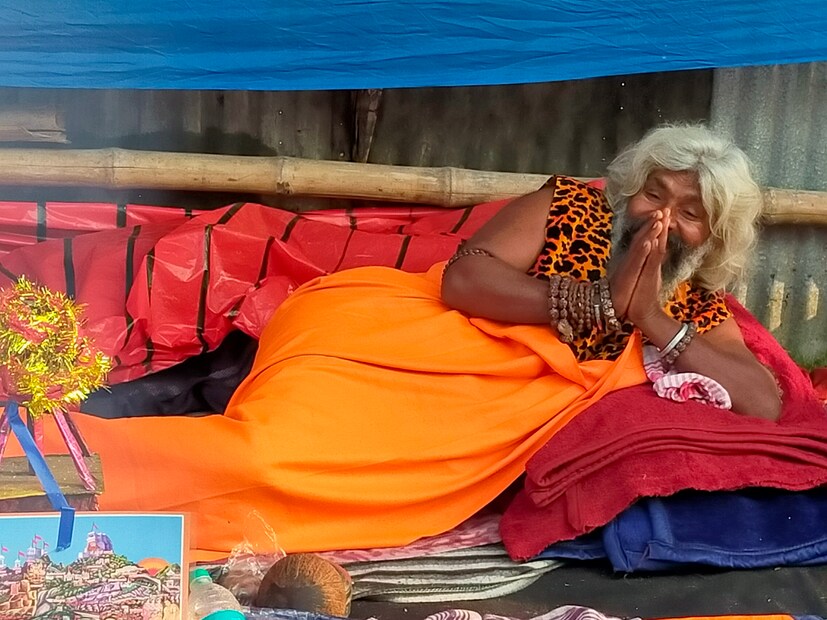 সেই মানুষগুলোর সংস্পর্শে আসার পরে, করোনার সম্ভাবনা অনেকটাই বেশি হচ্ছে, বলে দাবি সাধুদের একাংশের।  তবে এবারের গঙ্গাসাগরের দর্শনার্থী কিম্বা শরণার্থীদের জন্য যে বেশ কঠিন। সেটা বুঝেছেন অনেকেই।