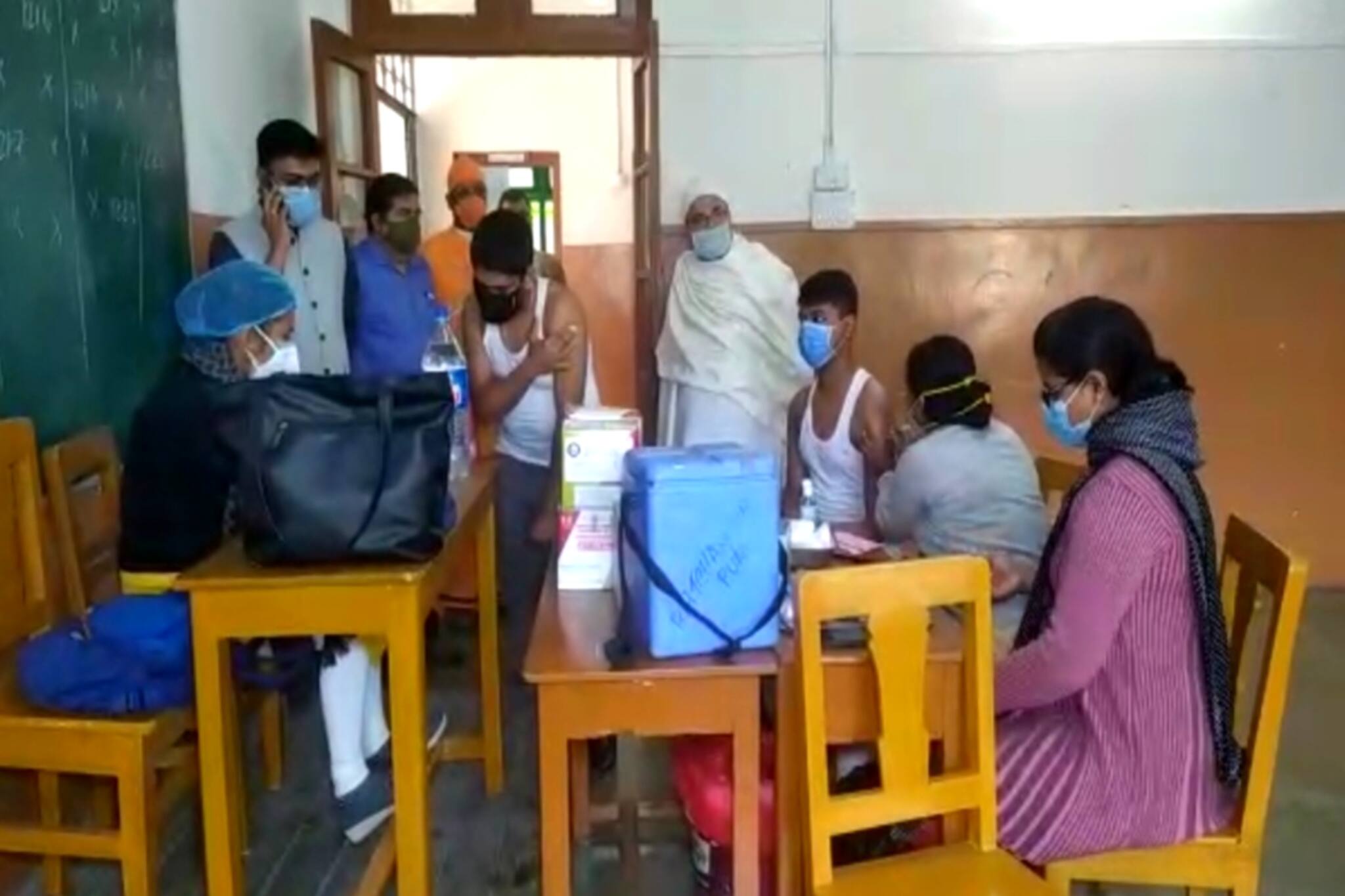South 24 Parganas: নরেন্দ্রপুর রামকৃষ্ণ মিশনে চলছে ছাত্রদের ভ্যাক্সিনেশন