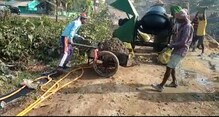 স্থানীয়দের দাবি মেনে মেরামত হচ্ছে রাস্তা। স্থানীয়দের দাবি মেনে মেরামত হচ্ছে রাস্তা।