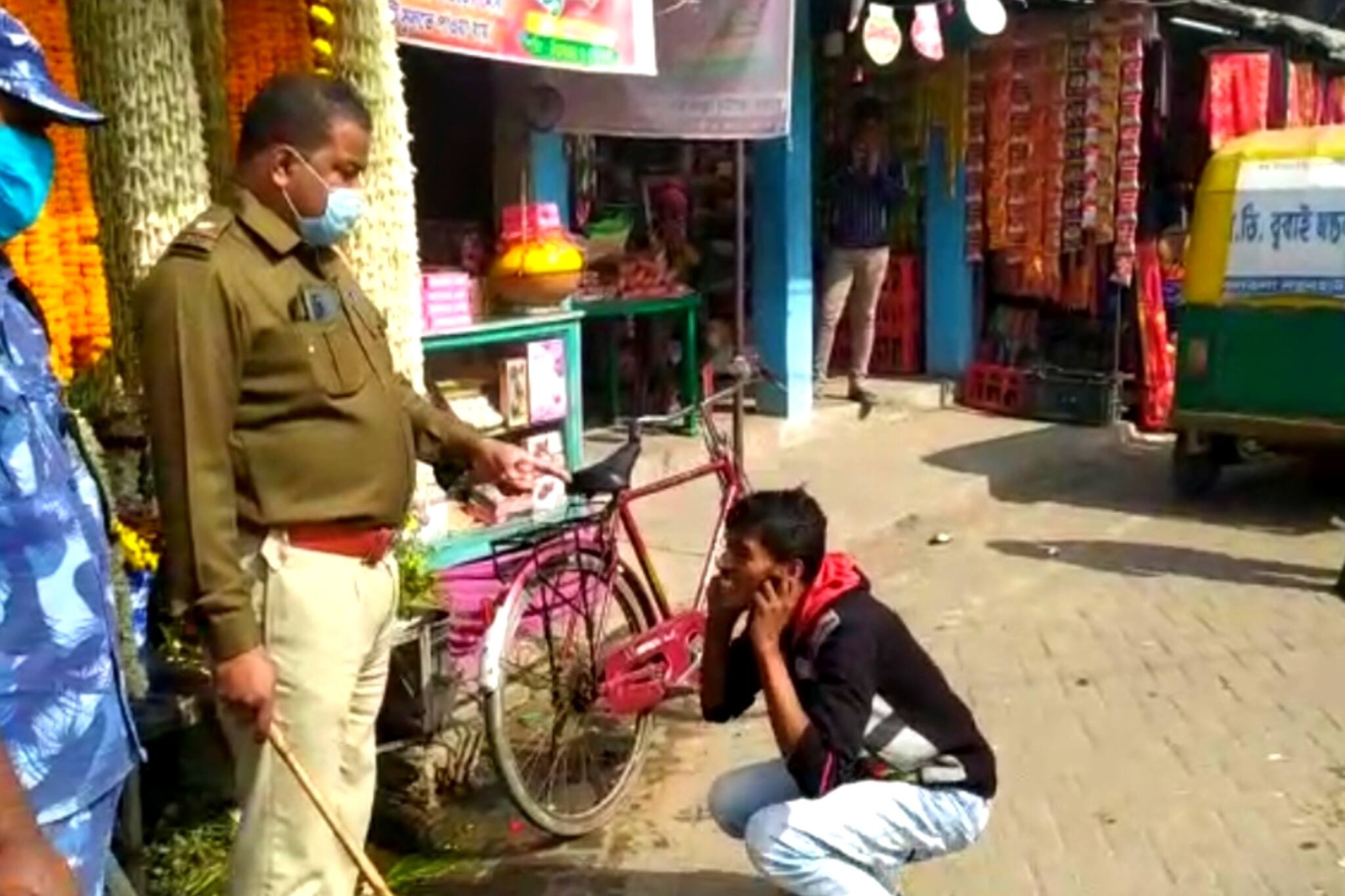 South 24 Parganas News- মাস্ক না পরলেই রাস্তায় কান ধরে ওঠবস 