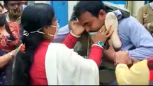 স্থানীয়রা জুতোর মালা পড়ালো ব্লাড ব্যাংক দুর্নীতিতে অভিযোগ ওঠা ব্যক্তিকে স্থানীয়রা জুতোর মালা পড়ালো ব্লাড ব্যাংক দুর্নীতিতে অভিযোগ ওঠা ব্যক্তিকে