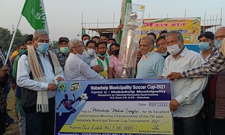 বিজয়ী দলকে ট্রফি তুলে দিচ্ছেন বিধায়ক ও পৌর প্রশাসক