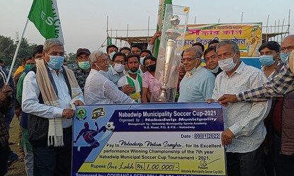 বিজয়ী দলকে ট্রফি তুলে দিচ্ছেন বিধায়ক ও পৌর প্রশাসক