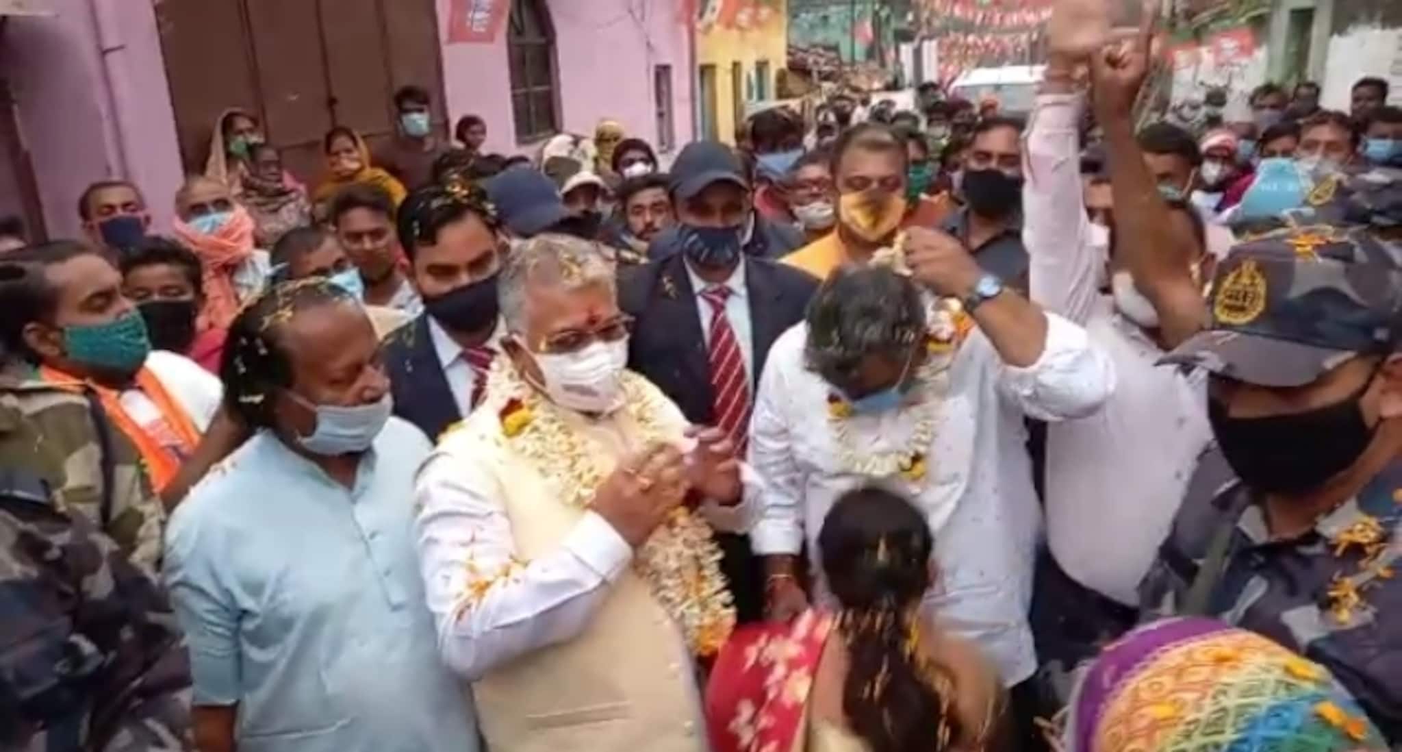 West Bardhaman News- প্রচারে দিলীপ ঘোষ। কোভিড বিধি না মেনে প্রচারে অংশ নিয়েছিলেন বহু মানুষজন, বাধা দিল পুলিশ।