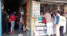 ওষুধের দোকান গুলিতে ভিড়, বাড়ছে জ্বর, সর্দি, কাশির ওষুধের চাহিদা ওষুধের দোকান গুলিতে ভিড়, বাড়ছে জ্বর, সর্দি, কাশির ওষুধের চাহিদা