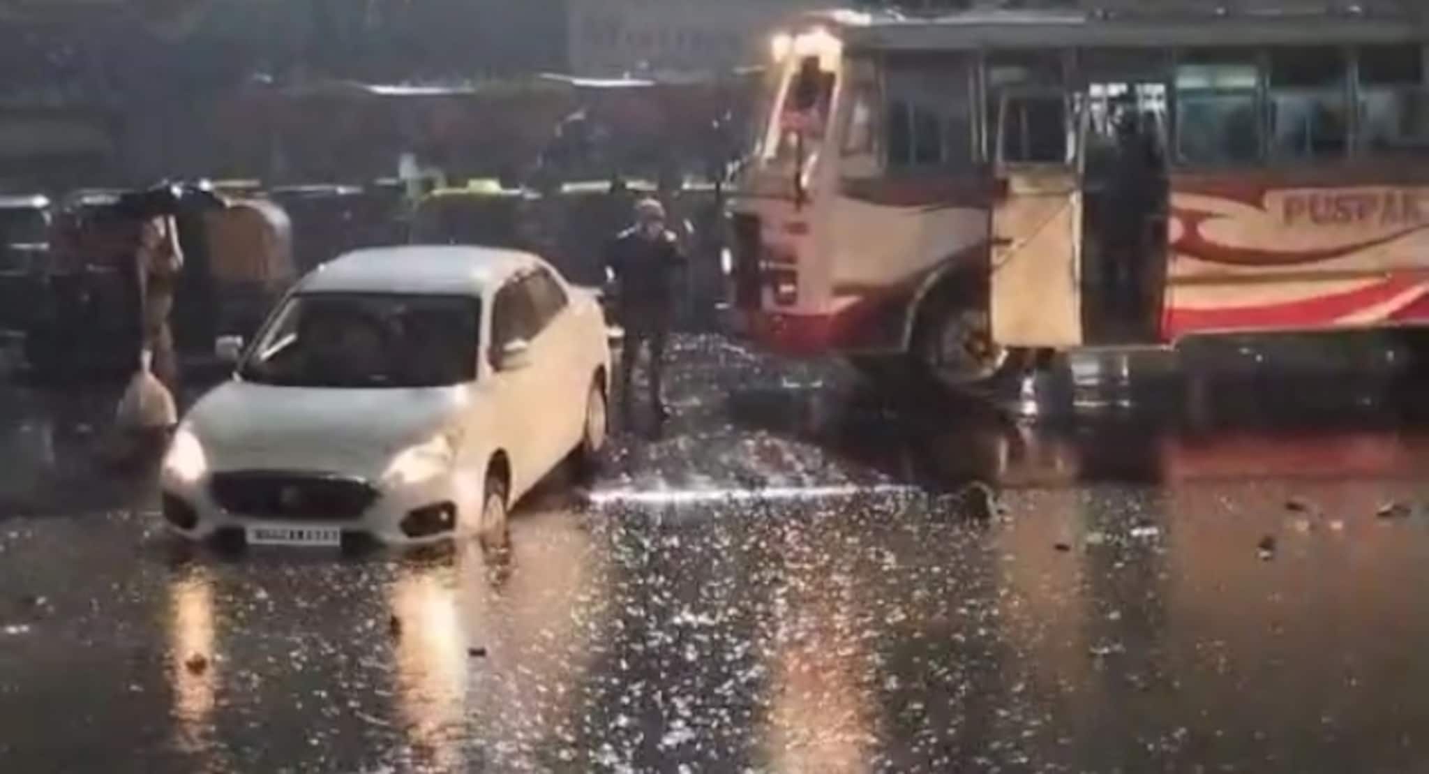 Paschim Bardhaman: জল থইথই দুর্গাপুর সিটিসেন্টার বাস স্ট্যান্ড