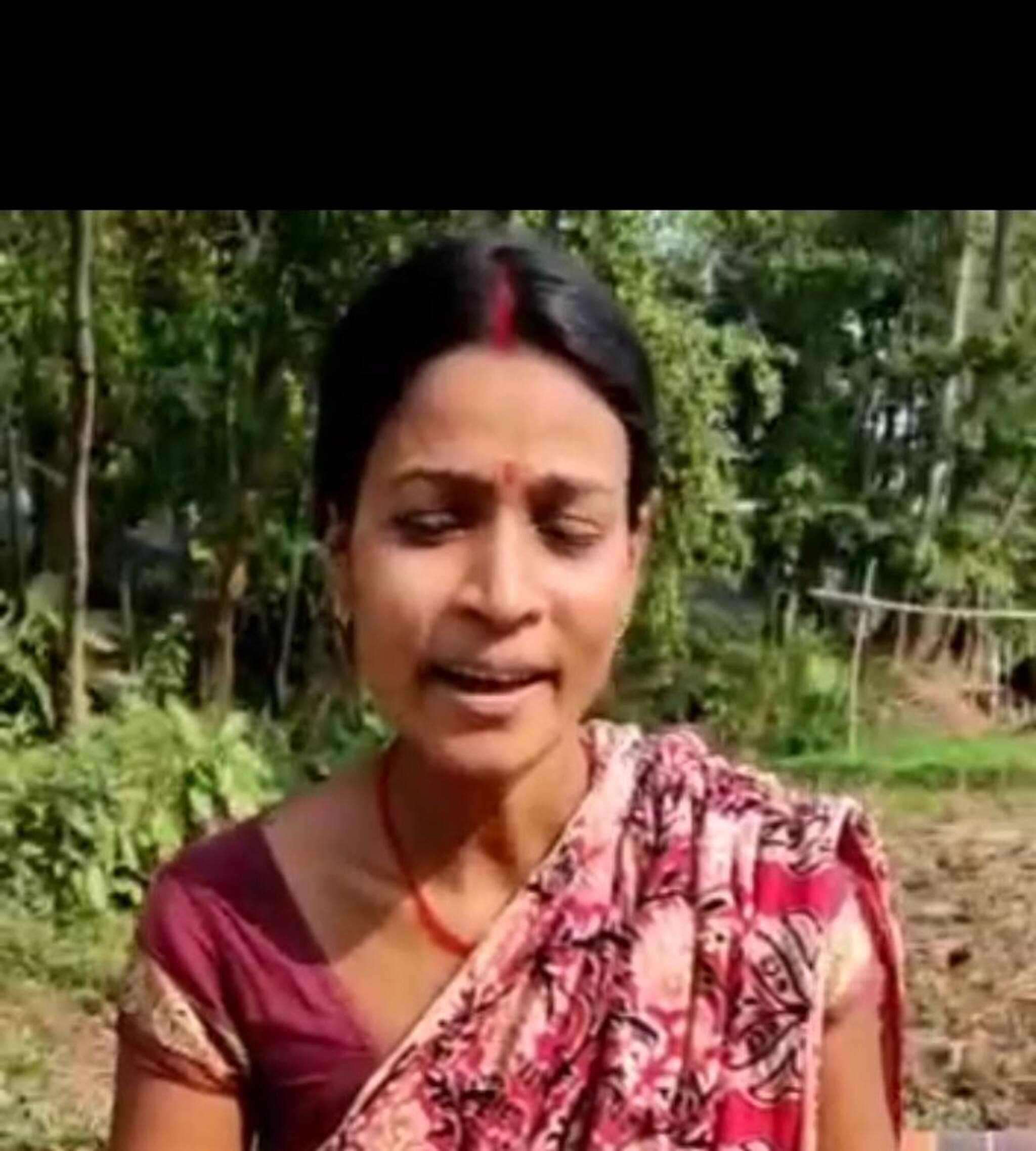 বিড়ি বাঁধতে বাঁধতে গান গৃহবধূর।