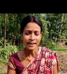 বিড়ি বাঁধতে বাঁধতে গান গৃহবধূর। বিড়ি বাঁধতে বাঁধতে গান গৃহবধূর।