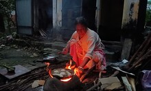 উনুনে রান্না করা হচ্ছে পৌষ পার্বণের পিঠে