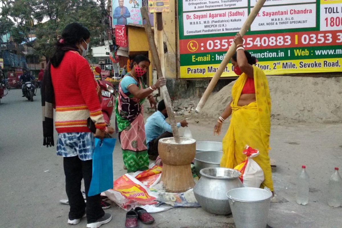 চাল গুঁড়ো করছেন মহিলারা