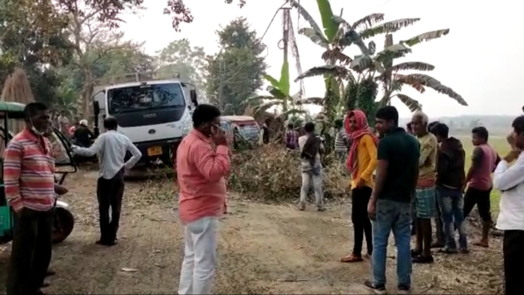 রাস্তা সম্প্রসারণের কাজে গাফিলতির অভিযোগ তুলে পথ অবরোধ স্থানীয় বাসিন্দাদের