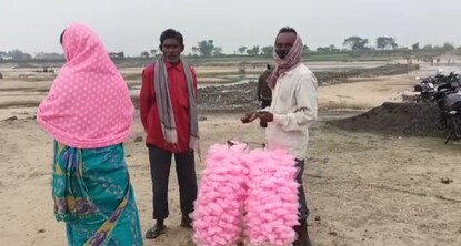 দামোদরের ঘাটে খাবারের পসরা সাজিয়ে হাজির এক হকার।