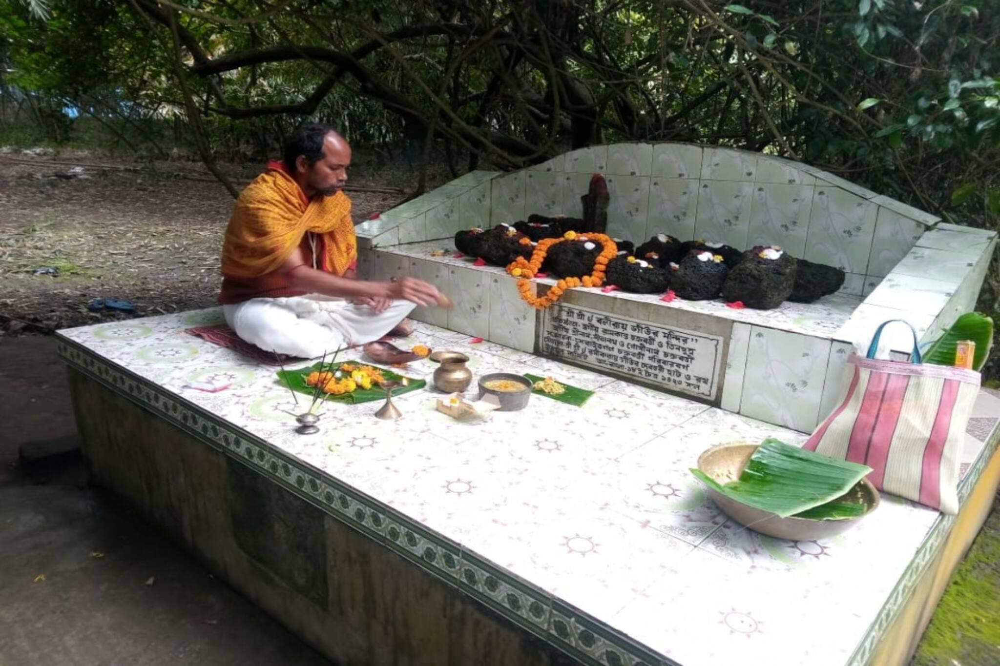 খঞ্চি চক্রবর্তী পরিবারের বন দেবদেবীর বিশেষ পুজো মকর সংক্রান্তি তিথিতে।