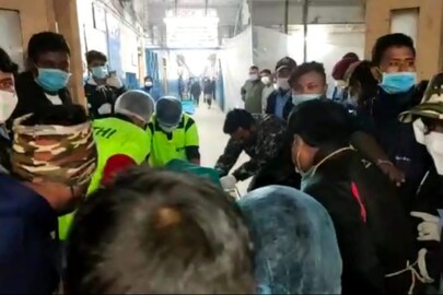শীতের কাঁপুনি উপেক্ষা করে গভীর রাত পর্যন্ত ভিড় দেখা গিয়েছিল