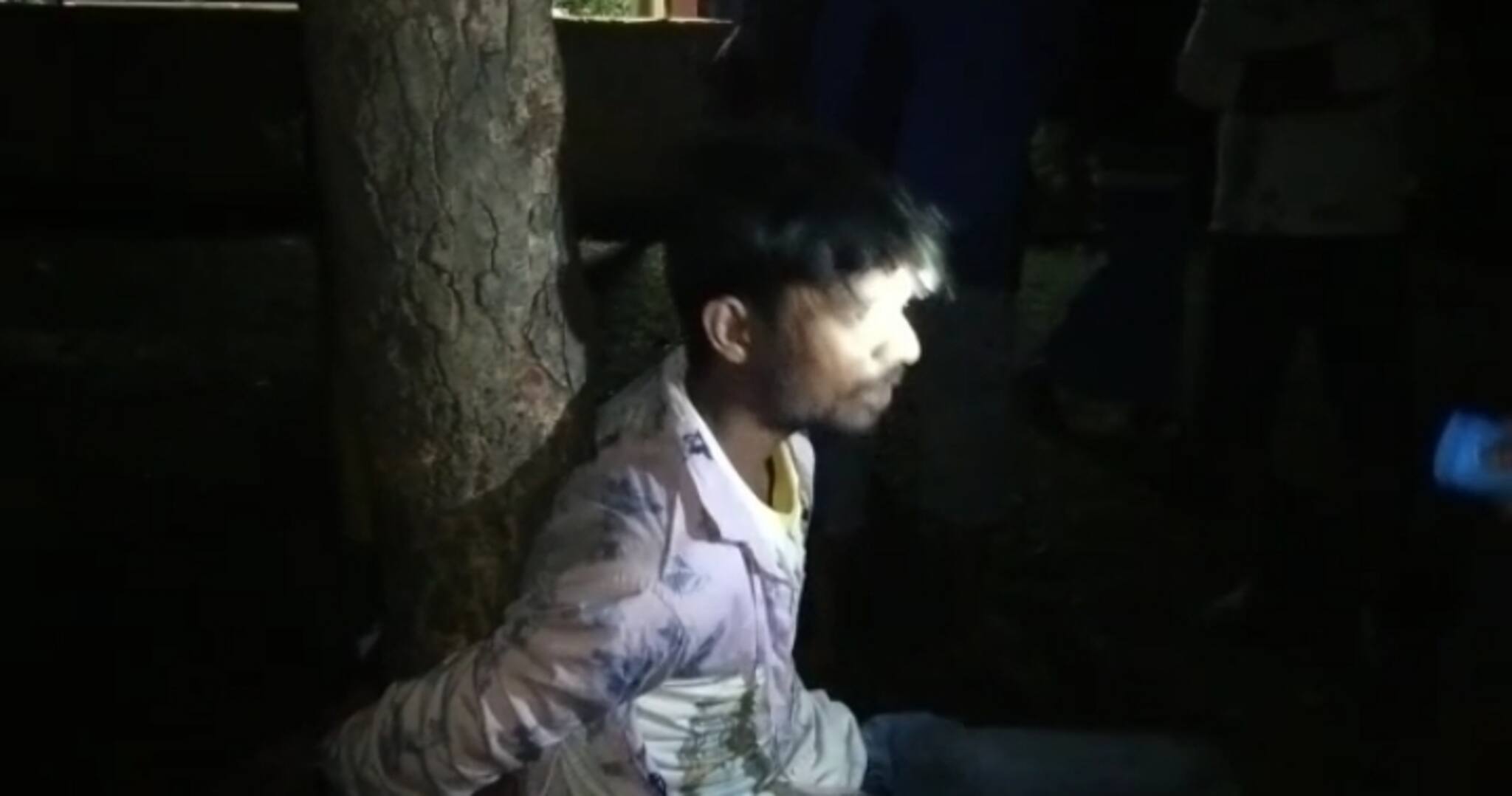 West Bardhaman News- দুর্গাপুরে হাতেনাতে ধরা পড়ল দুই চোর। বেঁধে রাখা হল দু' জনকে। দেখুন তাদের পরিণতি।