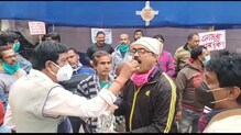 বেতন পাওয়ার আশ্বাসের পর অনশন তুলে নিল সদর হাসপাতালের কর্মীরা বেতন পাওয়ার আশ্বাসের পর অনশন তুলে নিল সদর হাসপাতালের কর্মীরা