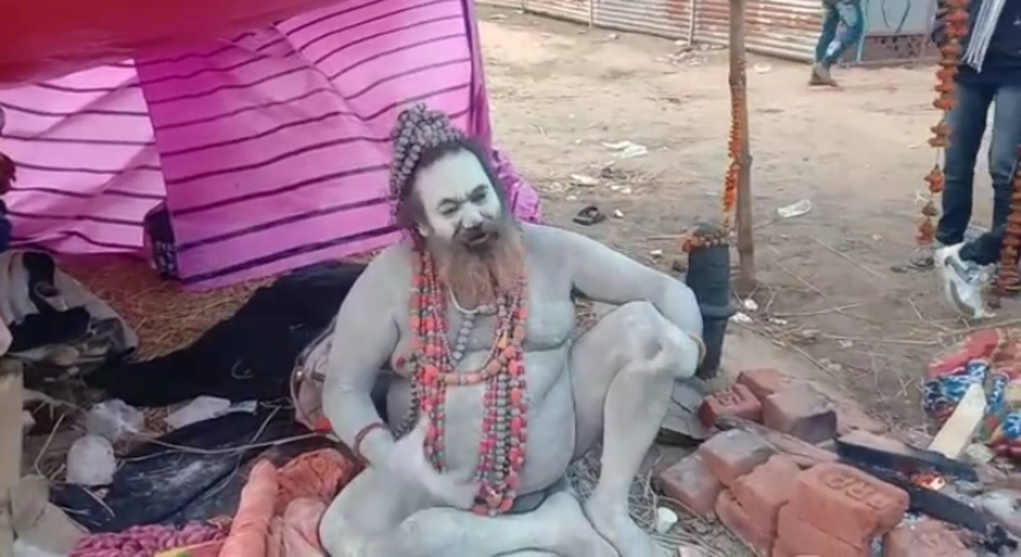 Paschim Bardhaman: প্রধানমন্ত্রীর ছবি গলায় ঝুলিয়ে নাগা সন্নাসীদের সেবা বিজেপি নেতার