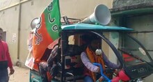 টোটোচালক প্রার্থী টোটো চালিয়ে সারলেন প্রচার।