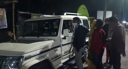 উদ্ধার করে নিয়ে যাওয়া হচ্ছে ওই কিশোরীকে।