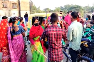 লাঠি হাতে রাস্তায় প্রমীলাবাহিনী