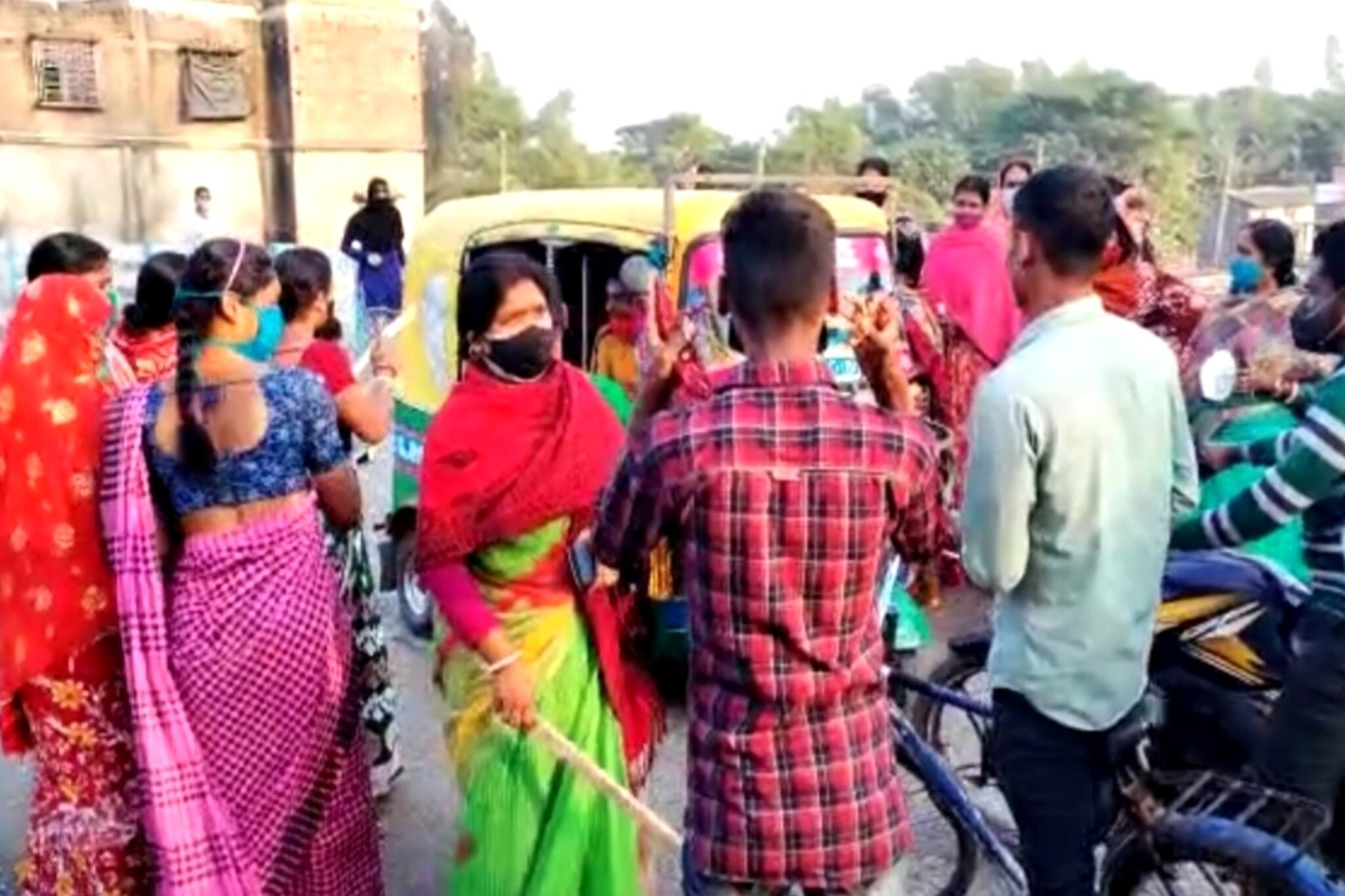 South 24 Parganas: কোভিড বিধি মানাতে পথে নামলেন প্রমিলাবাহিনী