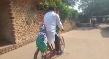 সাইকেলে চড়ে একাই প্রচারে তৃণমূল প্রার্থী। সাইকেলে চড়ে একাই প্রচারে তৃণমূল প্রার্থী।
